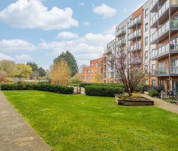 West Green Drive, Crawley, RH11 - Photo 2