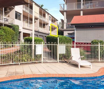 ULTRA CONVENIENT CLAYFIELD LOCATION, 2 BEDROOMS, 1 CAR L/P, POOL - Photo 6