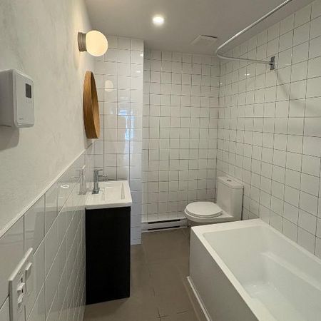 6 1/2 rdc lumineux tout rénové - Photo 4