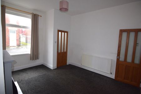 To Let 2 Bed End Terraced House - Photo 2