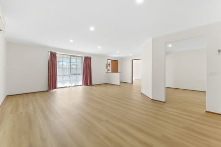 16 Lauren Drive, Hampton Park VIC - Photo 3