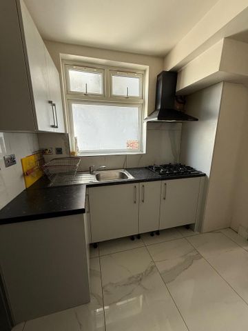 1 bedroom in a house share to rent - Photo 2