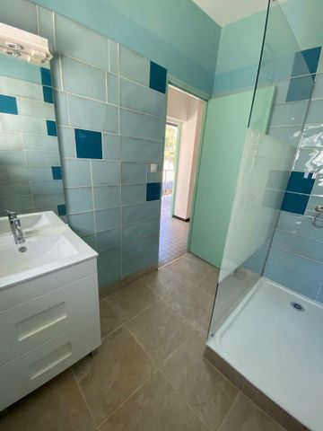 Location Appartement 4 pièces 85m² ST DENIS 97400 - Photo 4