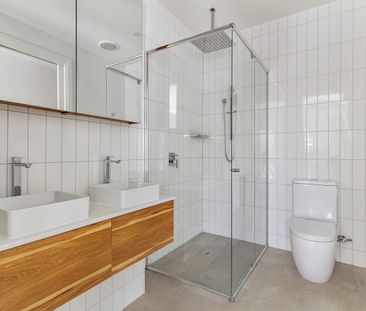 Contemporary 3-Bedroom Townhouse with Courtyard & Terrace in Prime ... - Photo 5