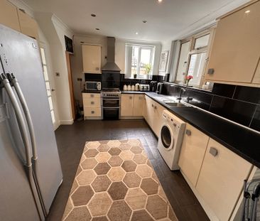 Carr Manor Road, Leeds - Photo 2