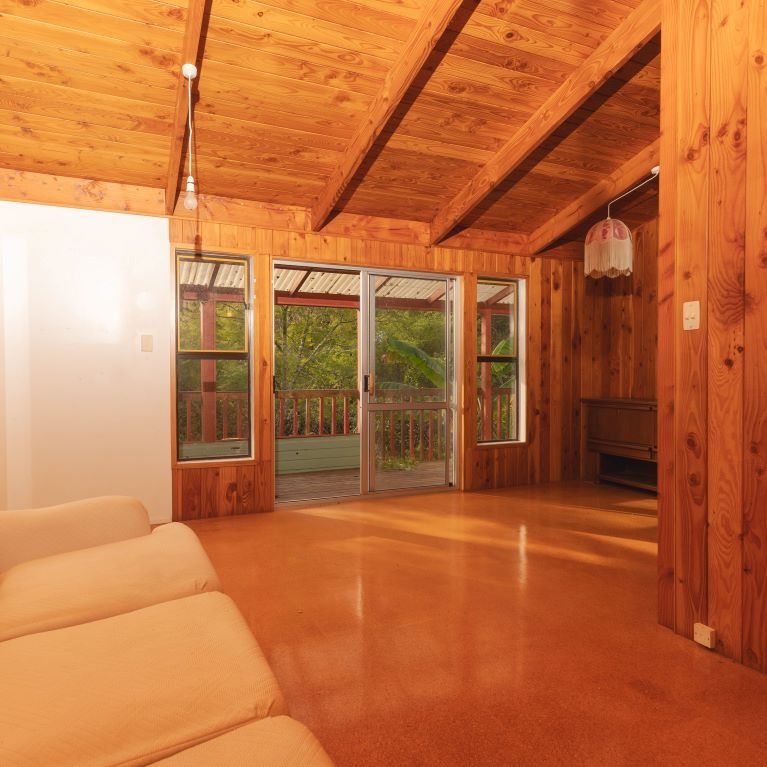 Charming cottage overlooks beautiful bushland - Photo 1