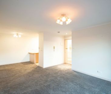 Spacious Living - Photo 4