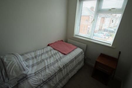 Kew Drive, Leicester - Photo 4