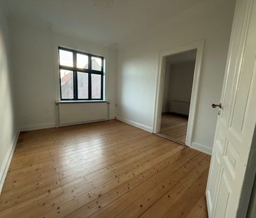 God lys 1. sals lejlighed tæt på centrum - Photo 4