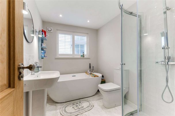 An attractive character cottage in the heart of Cookham village, with great access to amenities and renovated interiors - Photo 1