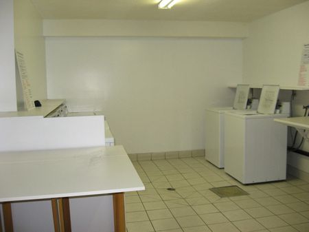 Amazing 2 Bedroom Apartment on Quiet Close!! - Photo 2