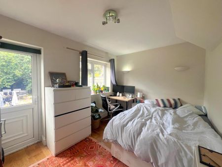 3 bedroom flat to rent - Photo 4