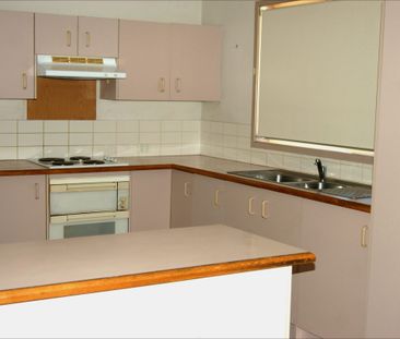 Spacious townhouse within 200m to waterfront and local shops! - Photo 6