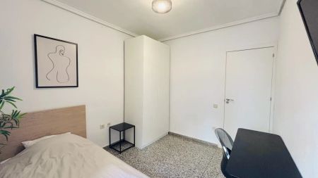 Room in a shared 5-bedroom apartment for rent in Morvedre - Photo 3