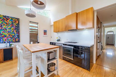 Stunning 2-Bedroom Terrace in the Heart of Brunswick with parkland at your door step! - Photo 4