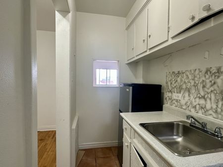NDG : Studio lumineux et rénové de 300 pc, offert en location semi-meublé ! - Photo 5