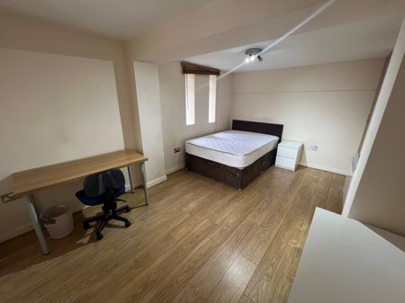 4 bed Flat for Rent - Photo 5