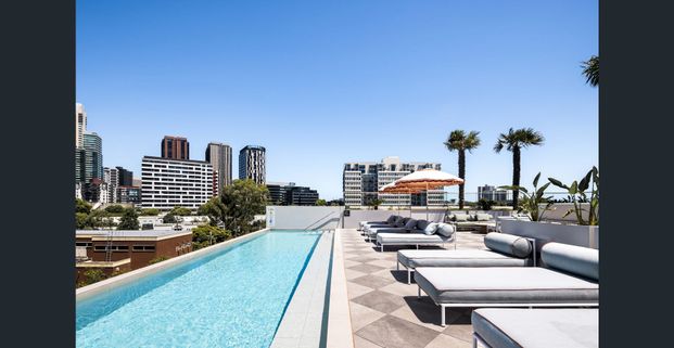 Luxury two-bedroom, two-bathroom residence in prime Southbank location with gym, pool & resort style amenity - Photo 1