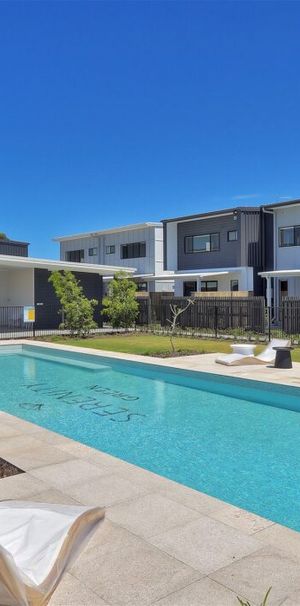 Stunning 4 Bedroom Townhome at Helensvale - Photo 1