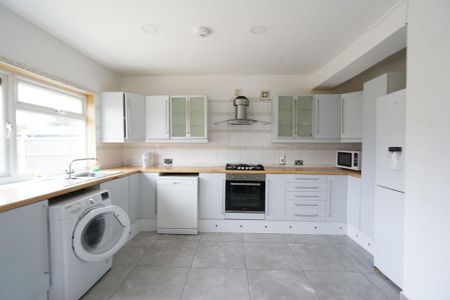 4 bedroom semi-detached house to rent - Photo 2