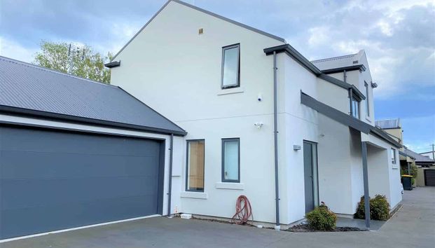 Stylish St Albans Townhouse - Photo 1