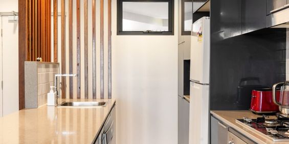 Modern stylish 2 bedrooms 2bathrooms apartment situated in Dutton Park - Photo 3