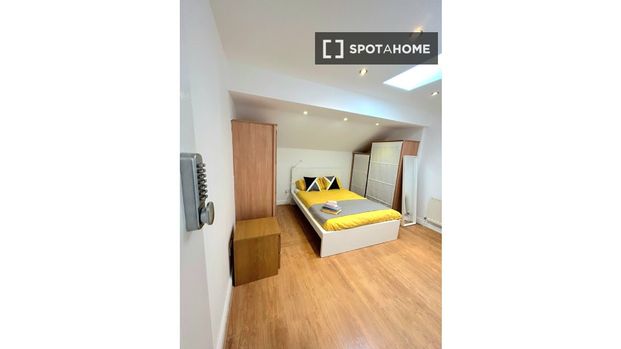 Spacious room in shared apartment in Portersfield, Dublin - Photo 1