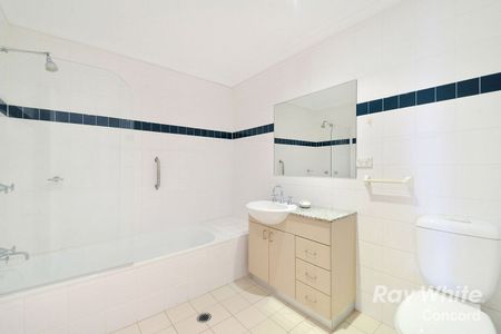 Well Presented 3 Bedroom Apartment - Photo 4