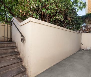 FRESHLY RENOVATED GROUND FLOOR MODERN LIVING - Photo 4