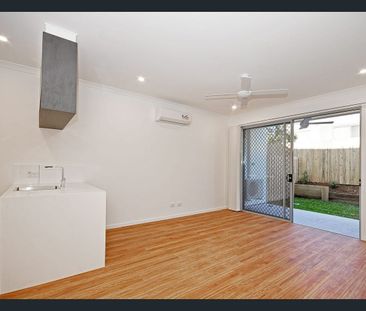 Modern one bedroom unit with courtyard - Photo 6