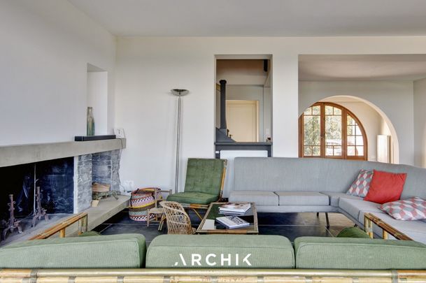 Architecture du début du XXème siècle, cette maison de 400 m2 prend place en première ligne, face au Bassin, sur un magnifique terrain de 3 000 m2 dans le quartier Haitza, au Pyla. - Photo 1