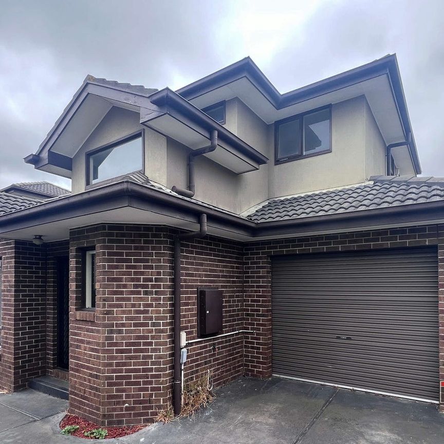 Spacious Three-Bedroom Townhouse with Lush Courtyard and Modern Comforts - Photo 1