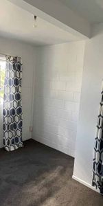 6 Bedroom Home in Hillcrest - Upstairs/Downstairs - Photo 3