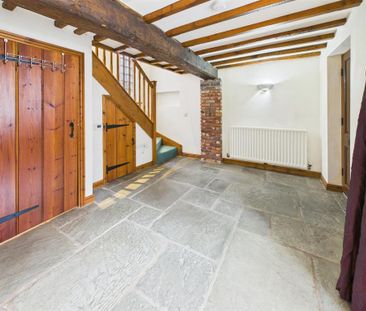 2 bedroom mews to rent - Photo 3