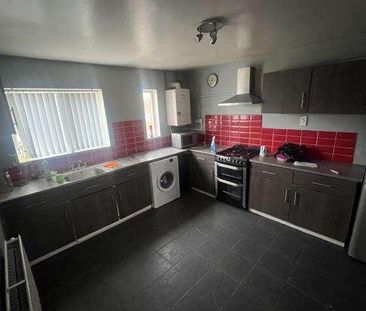 Moorthorpe Avenue, Bradford, BD3 - Photo 2