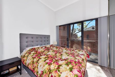 Modern Townhouse in Prime Ashfield Location - Photo 2