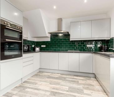 1 bedroom in a house share to rent - Photo 2
