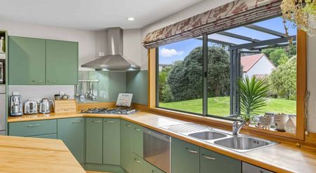 Space, Sun & Coastal Fun – Your Dream Family Home Awaits - Photo 4