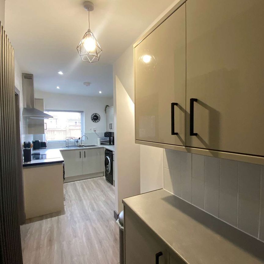 Modern Double Room in Shared House - Photo 1