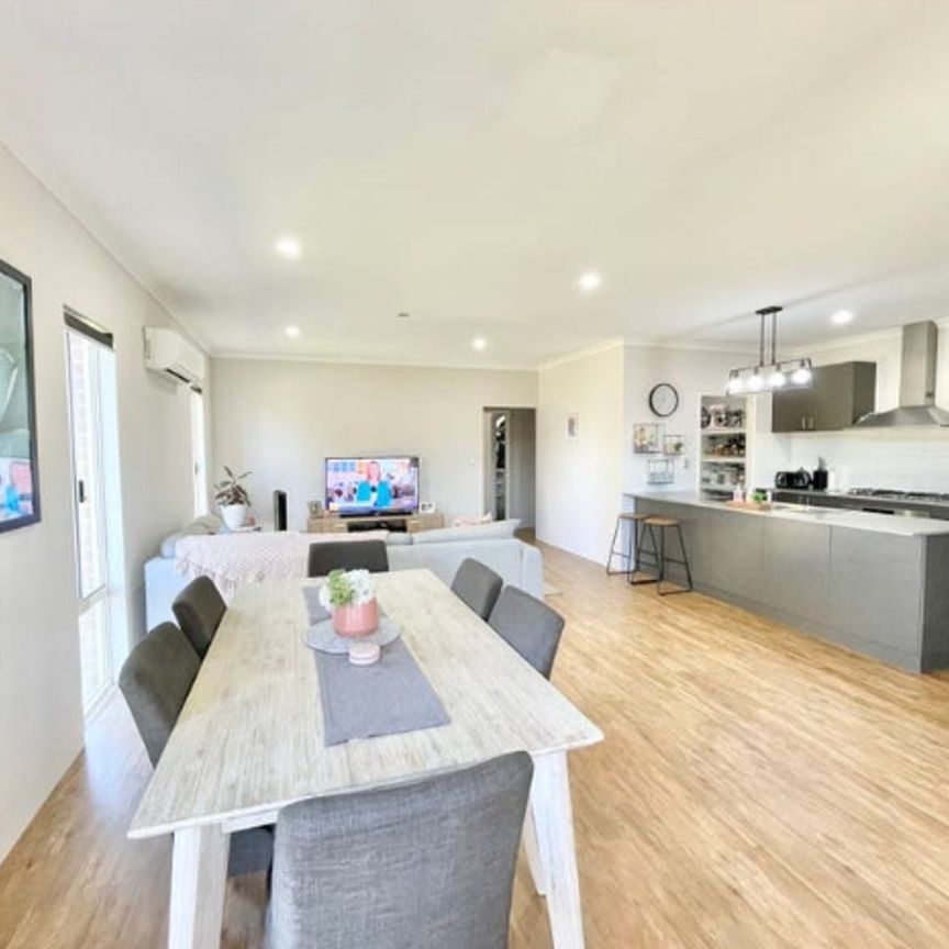 Spacious Family Home with Multiple Living Areas! - Photo 1