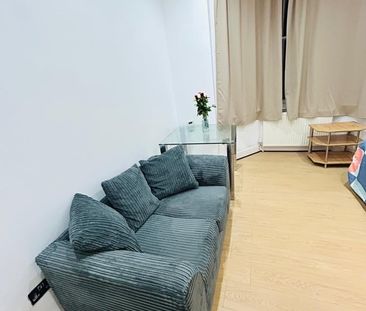 Room in a Shared Flat, Farren Road, SE23 - Photo 1