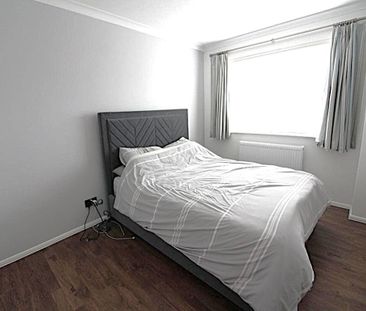 3 bedroom end of terrace house to rent - Photo 3