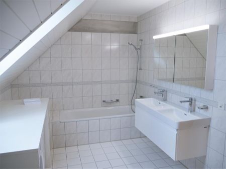 Renovierte 4.5-Zi. Maisonettewohnung mit Balkonen & Parkplätze - Foto 4