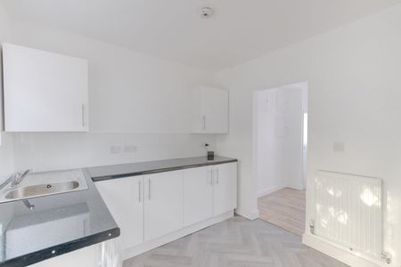 3 bed terraced house to rent in Barratts Road, Birmingham, B38 - Photo 2