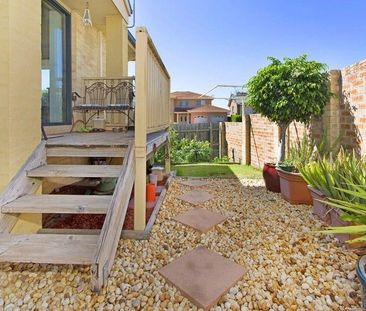 Spacious 2 Bedroom Townhouse with Garage - Photo 4