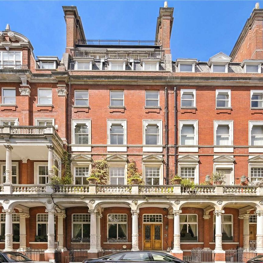 Third floor period conversion with a triple aspect reception overlooking a pretty Cadogan Square, further benefitting from a lift and close proximity to Knightsbridge and Sloane Square - Photo 1