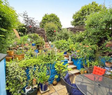 A well-presented two double bedroom end of terrace home with a mode... - Photo 5