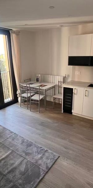 2 Bed Flat, Affinity View, E16 - Photo 1
