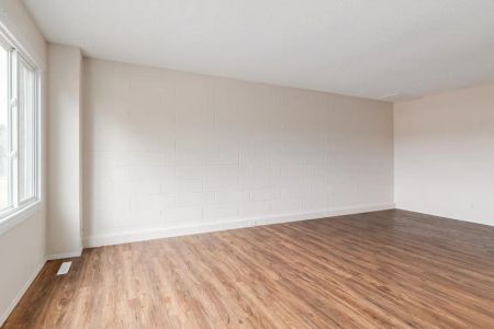 - 3 Bedroom at Parkland Townhomes - Photo 4