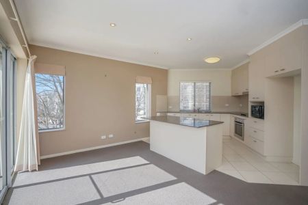 SPACIOUS TOP FLOOR, TWO BEDROOM APARTMENT - Photo 5